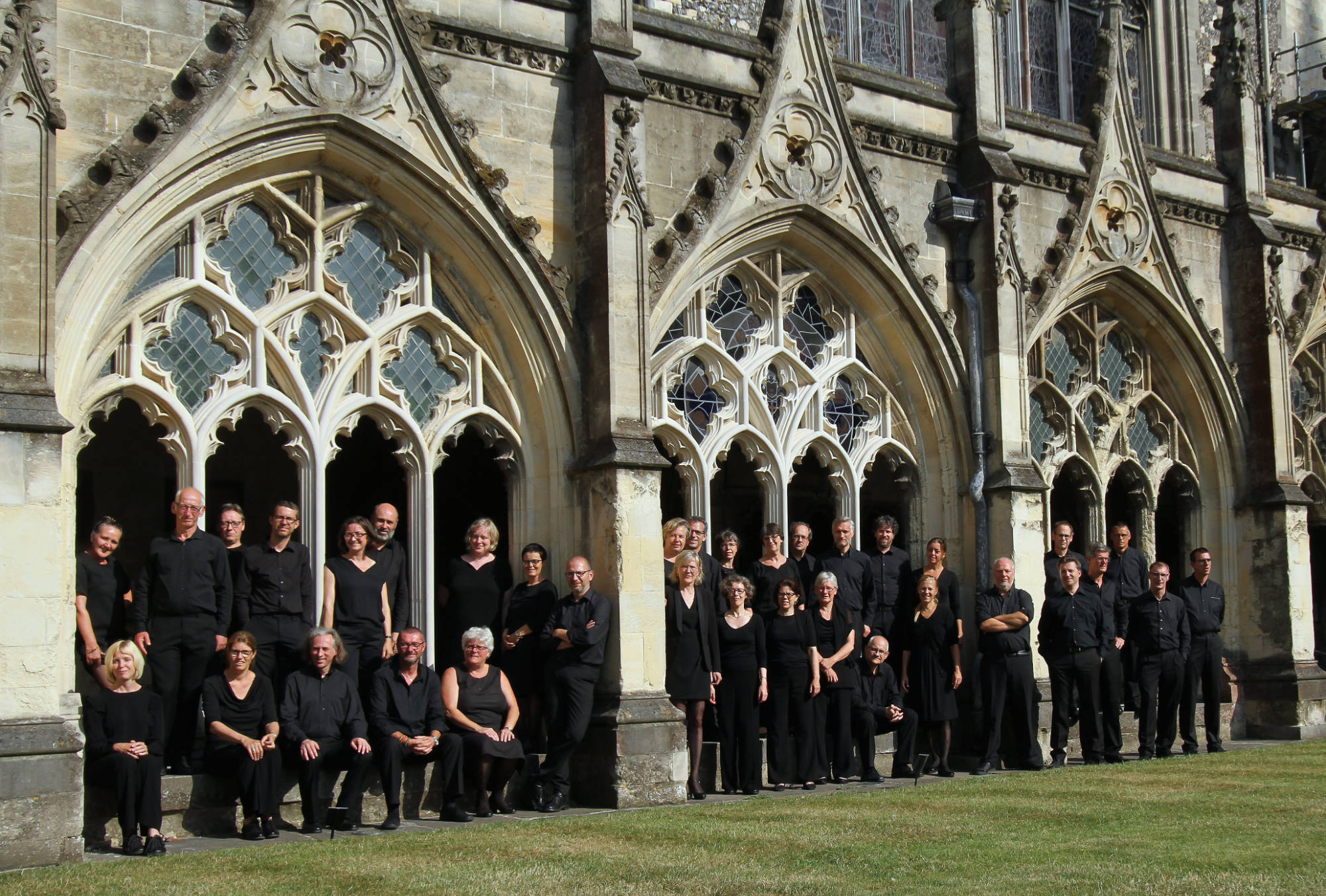 groepsfoto buiten kathedraal van Canterbury